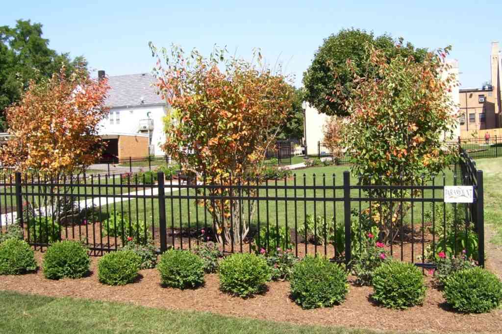 A Residential House Lawn Area Highlighting Low-Maintenance Fencing in Chicago, IL
